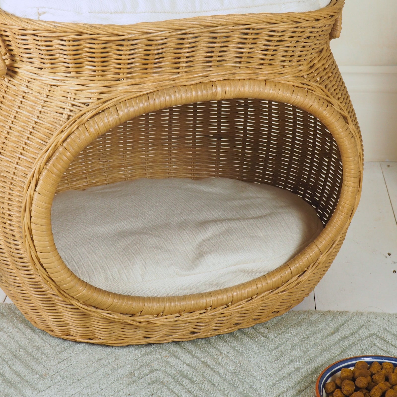 Wicker cat basket round on green rug