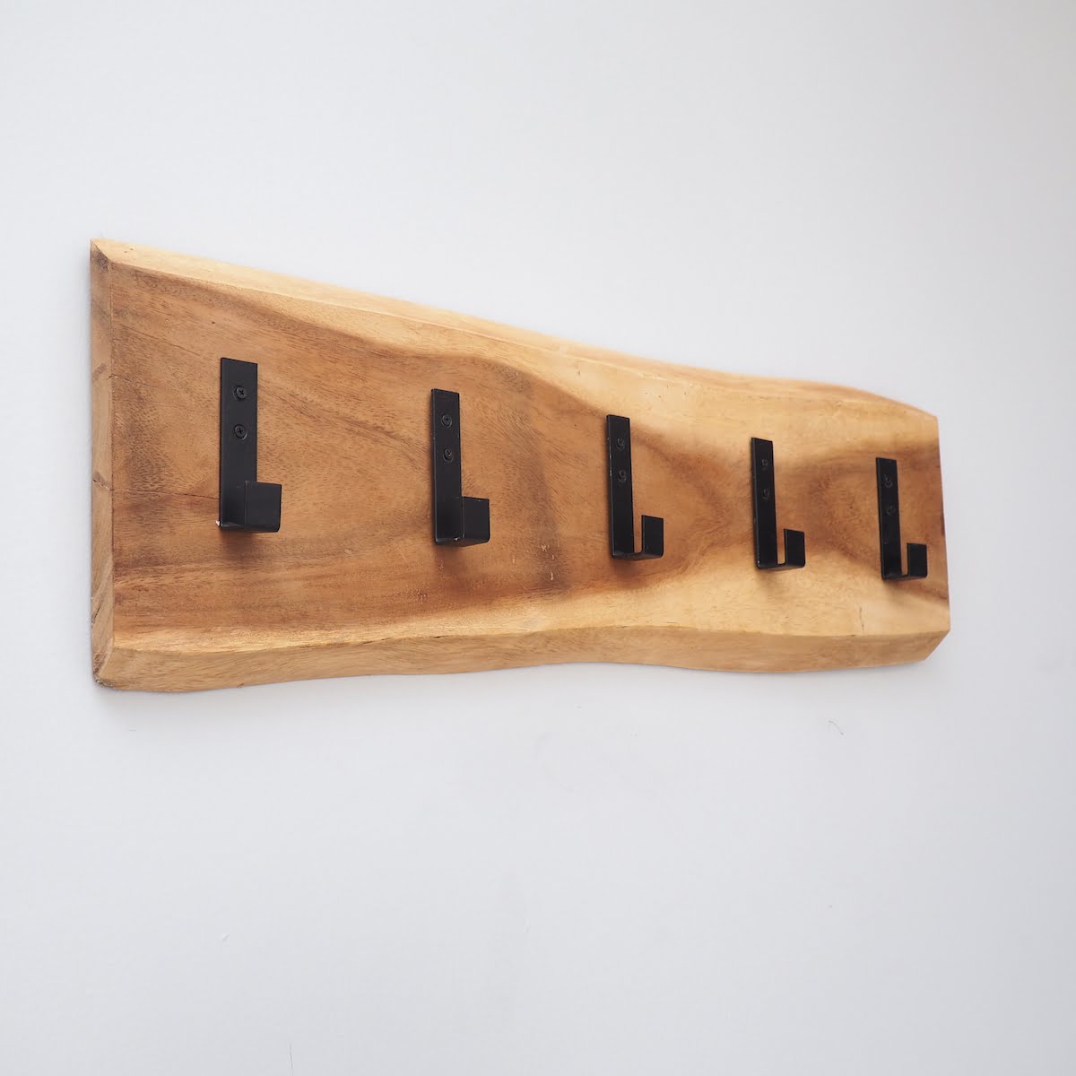 Wall mounted clothes rail