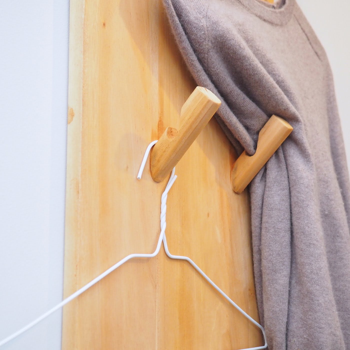 Wall mounted clothes rail