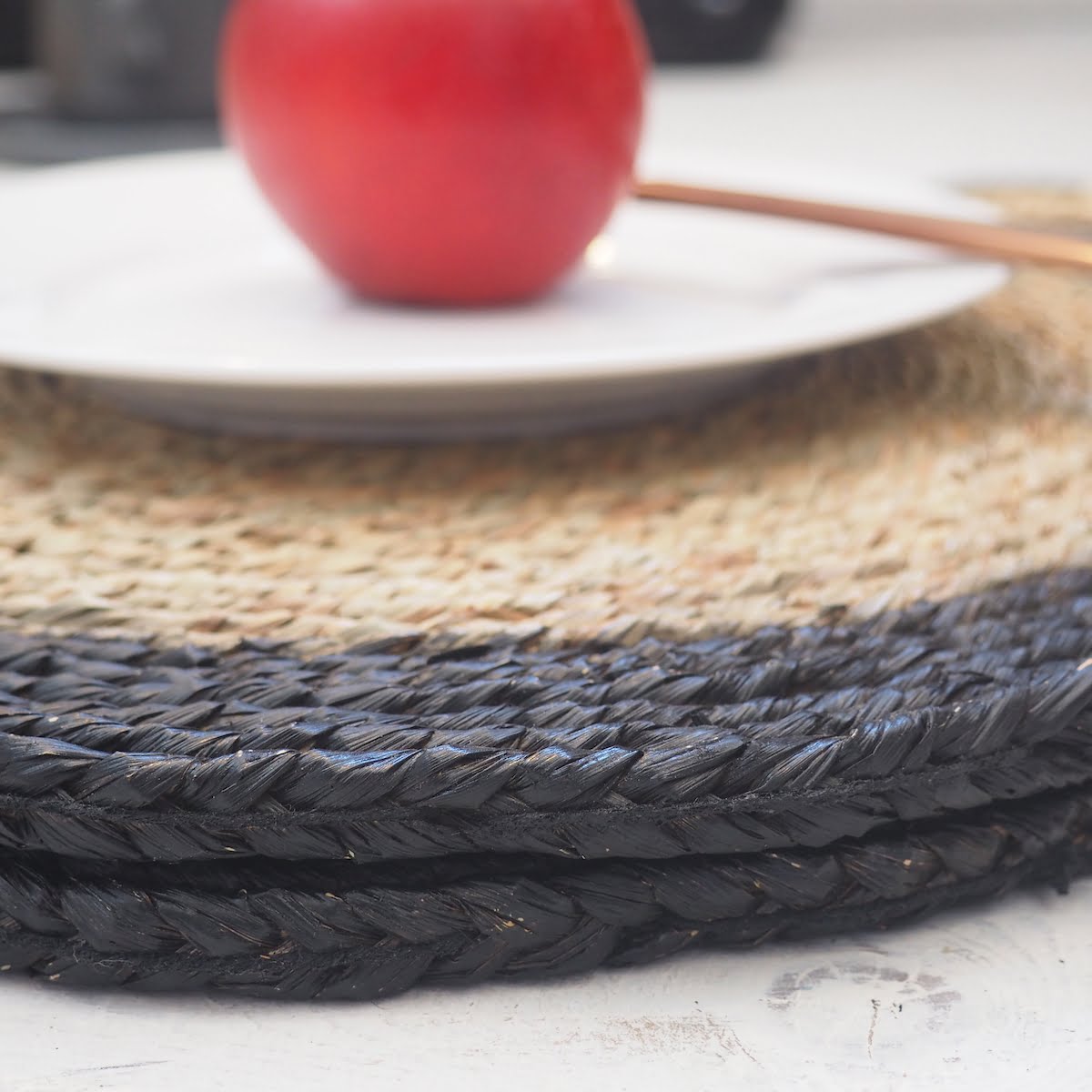 Woven placemats black