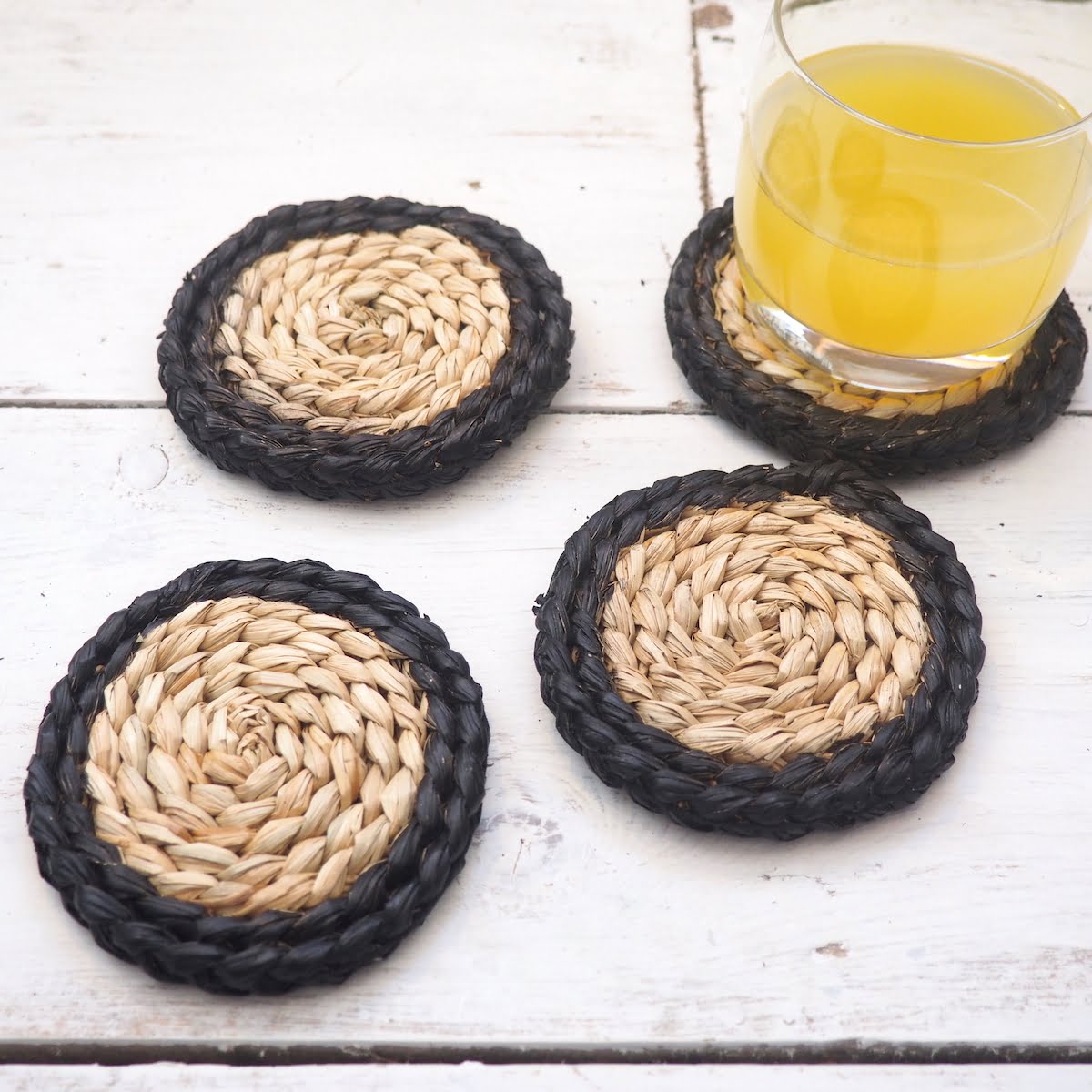 Wicker coaster set 4
