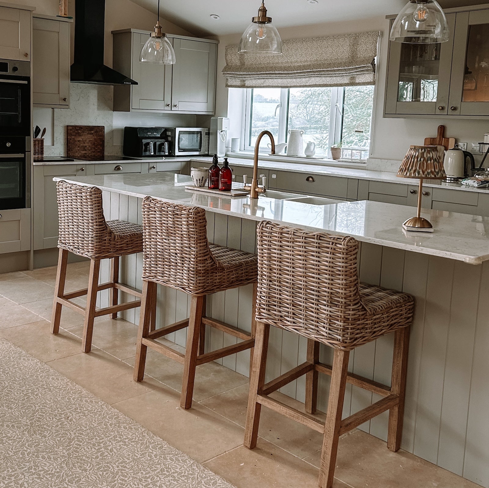 wicker kitchen stools at marble kitchen island