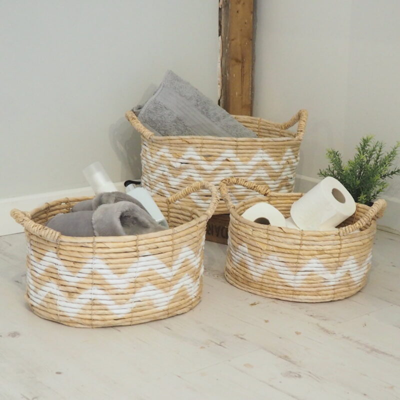 Wicker basket with handle