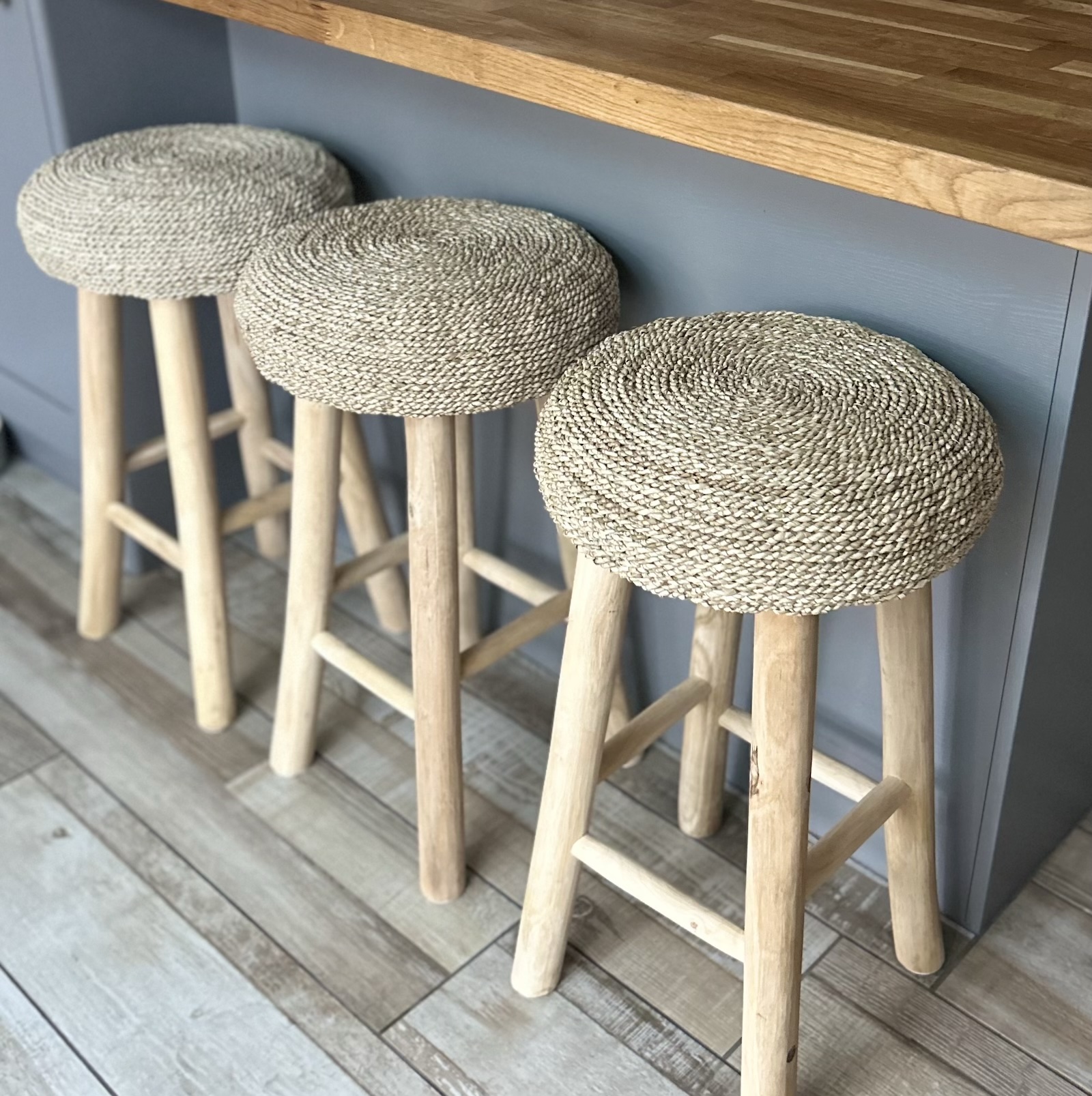 wicker kitchen stools at kitchen island